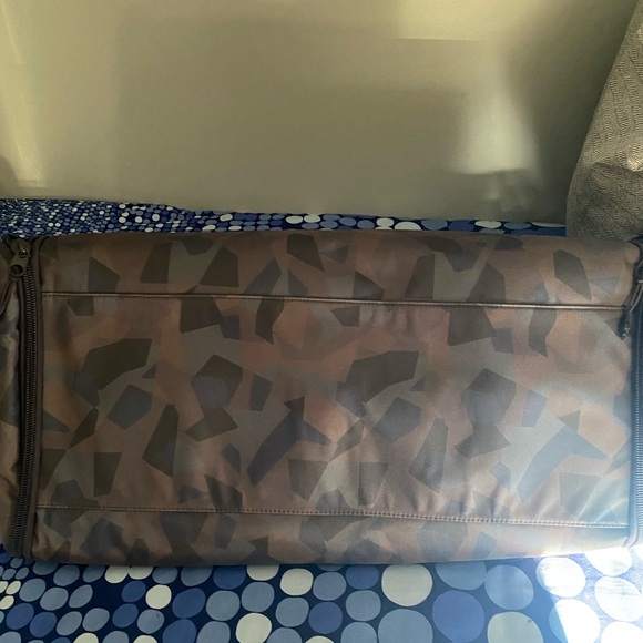 Halfway Brand Unisex Camouflage Duffel Bag 45L - Brown and Gray - Picture 7 of 8